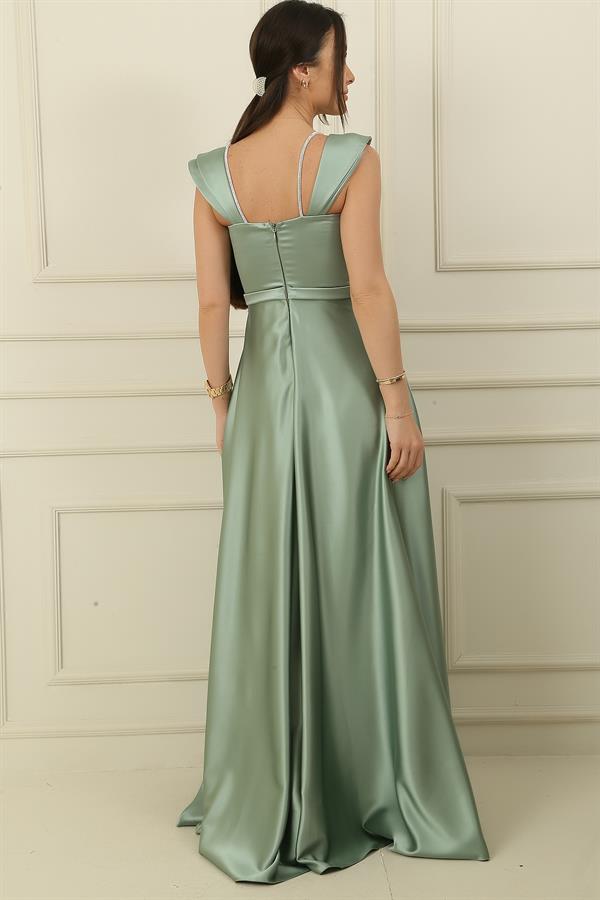 Robe longue en satin doublée, à bretelles, ornée de pierres et à encolure carrée