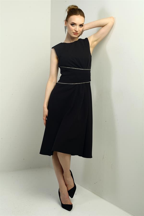 Robe mi-longue évasée drapée en crêpe pour femme avec détails en pierre à la taille