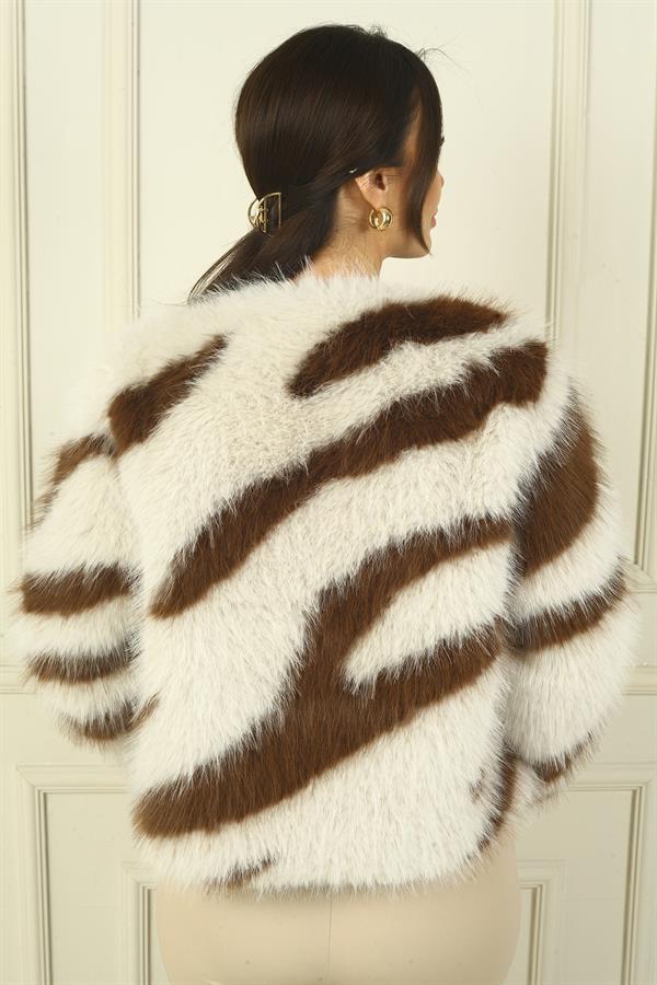 Veste en fausse fourrure doublée à motif zèbre pour femme, avec poches et fermeture à un bouton.