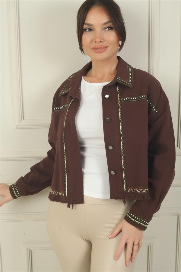 Chemise à poche unique avec boutons métalliques brodés pour femme