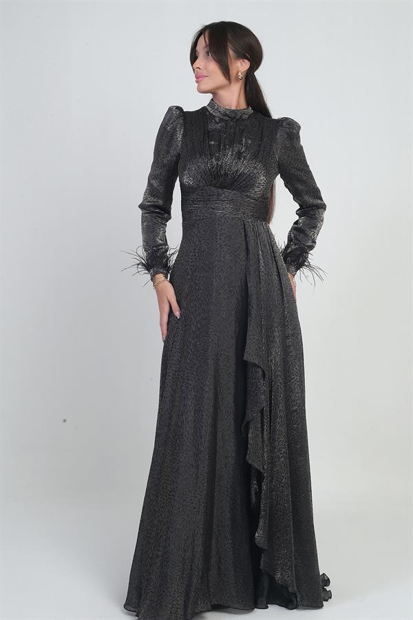 Robe longue évasée pour femme en mousseline Griter avec devant drapé, détails à volants, doublure et manches à plumes.