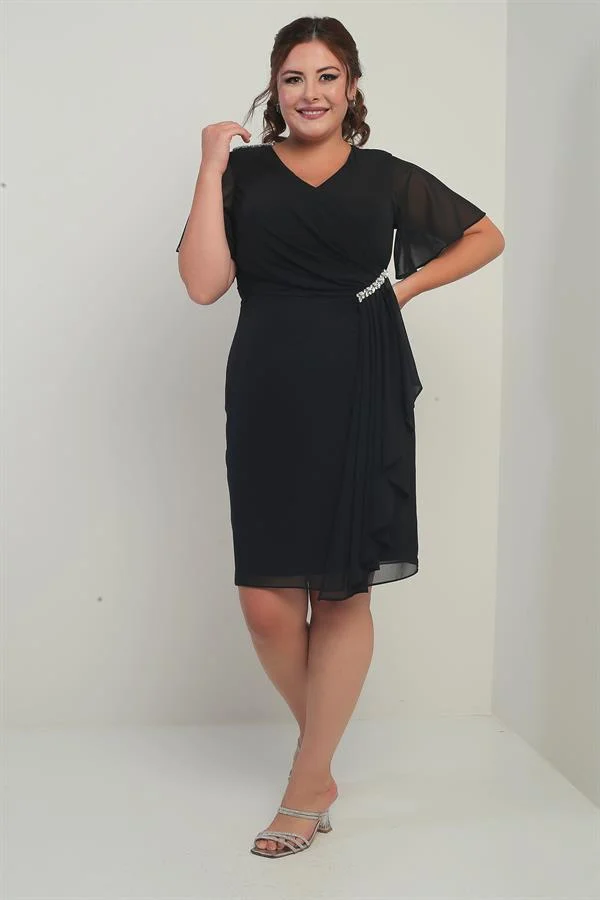 Robe en mousseline grande taille pour femme, ornée de cristaux aux épaules et à la taille, doublée et avec pochette.