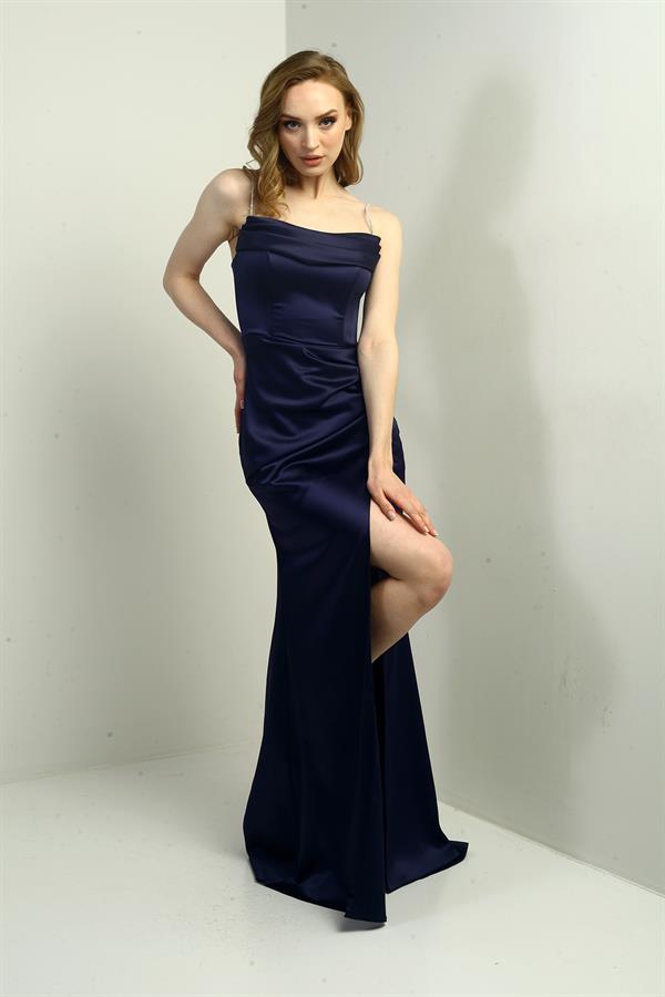 Kadın Parlak İp Askılı Derin Yırtmaçlı Önü Büzgülü Pileli Uzun Saten Abiye Elbise