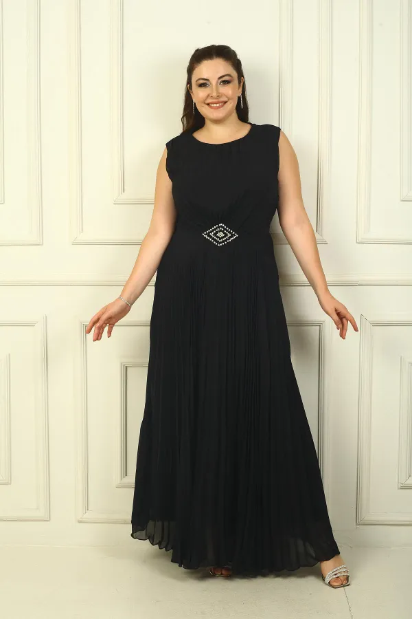 Robe longue plissée, doublée, en mousseline BB avec boucle à la taille