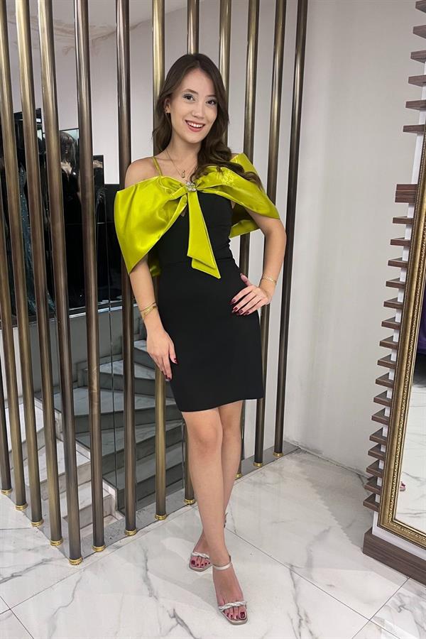 Robe courte à bretelles en satin pour femme, ornée de pierres, doublée et agrémentée d'un nœud.