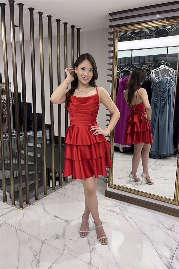 Robe courte en satin pour femme avec jupe à volants et bretelles en corde dans le dos