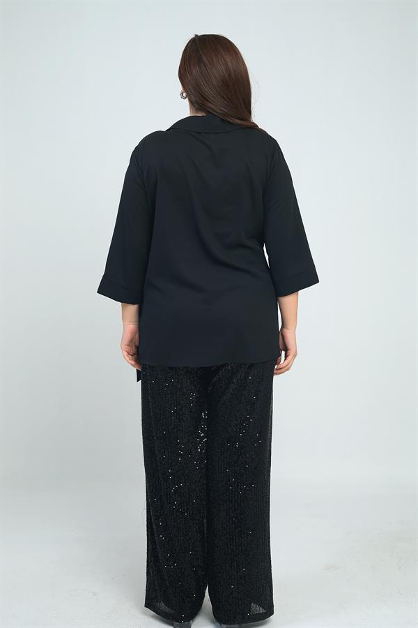 Ensemble 2 pièces grande taille pour femme : chemisier à col polo croisé en crêpe mousseline orné de sequins sur une face, pantalon large doublé à sequins.