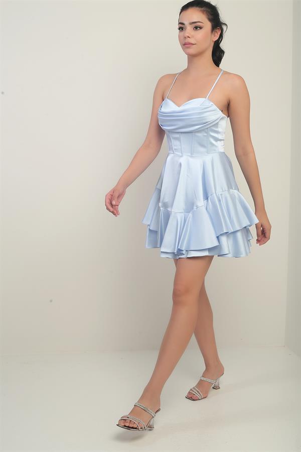 Robe courte en satin à bretelles et armatures, doublée et ornée de plusieurs couches, avec dos nu et bretelles fines.