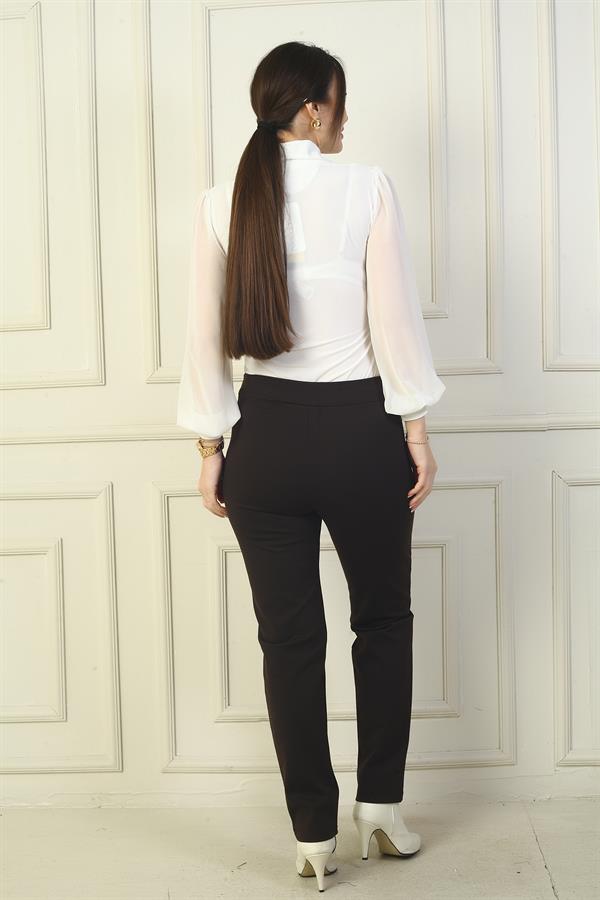 Pantalon classique pour femme, taille élastique, poches latérales, entièrement en Lycra, jambes renforcées.