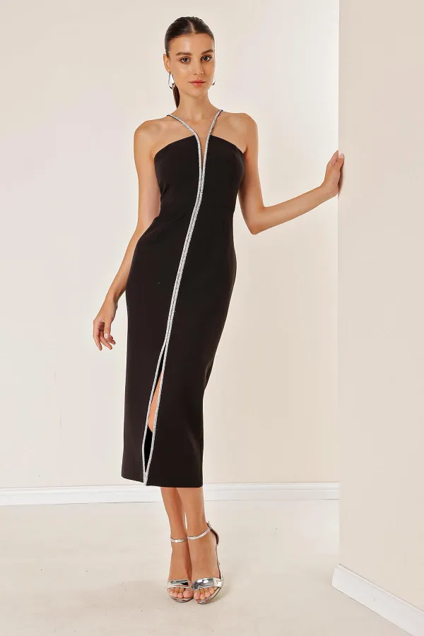 Robe de soirée en crêpe avec doublure et fente sur le devant, détails en pierre