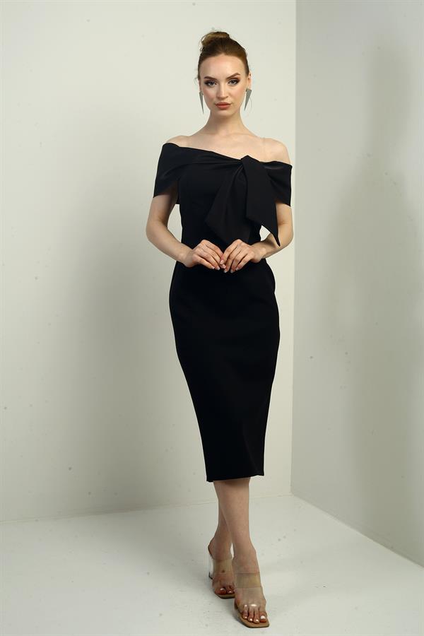 Robe mi-longue en satin à col Madonna et doublure intégrée pour femme