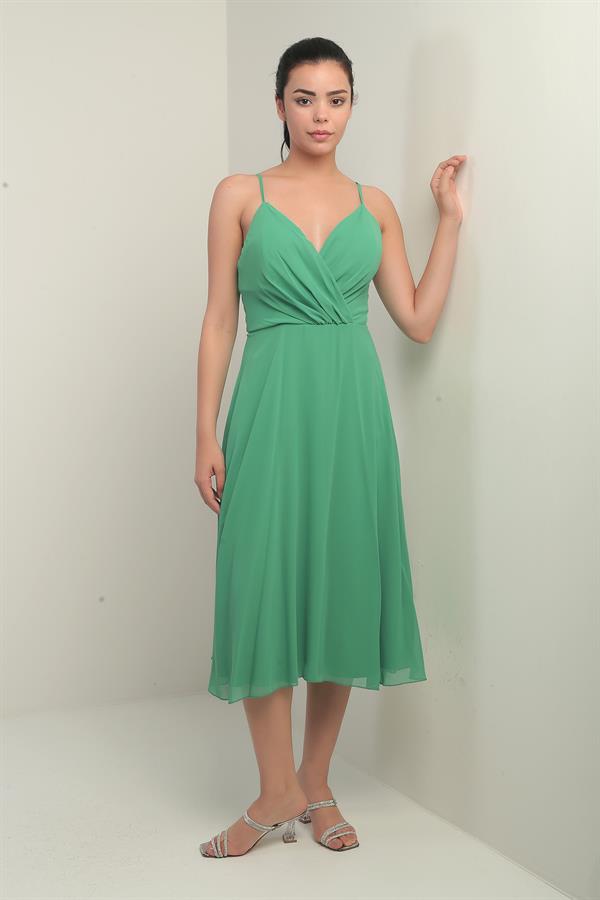 Robe en mousseline évasée à bretelles croisées et dos lacé, doublée, avec encolure cache-cœur et bretelles.