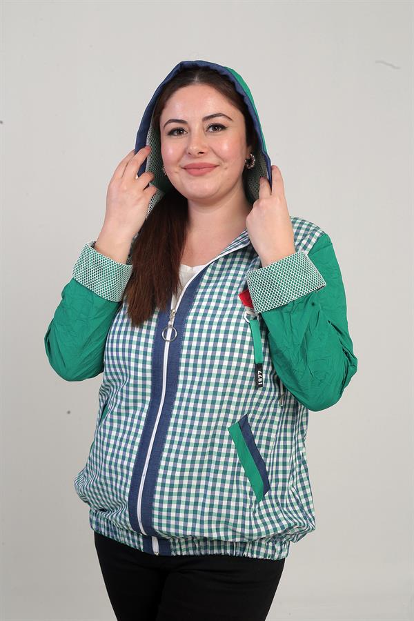 Manteau à capuche grande taille pour femme, avec poche avant zippée, détails en maille et motif à carreaux.