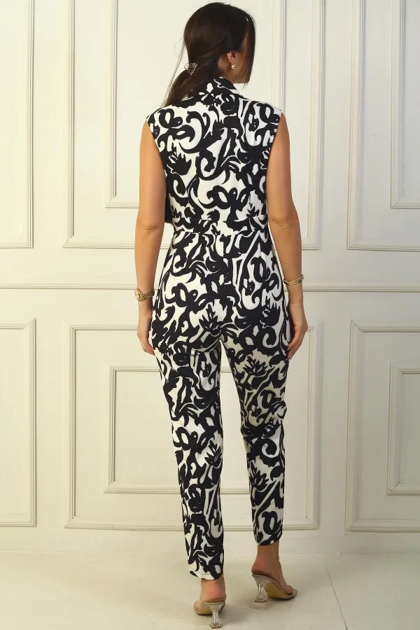 Combinaison-pantalon double en crêpe satin à motif ethnique et col cache-cœur, ornée d'une ceinture.