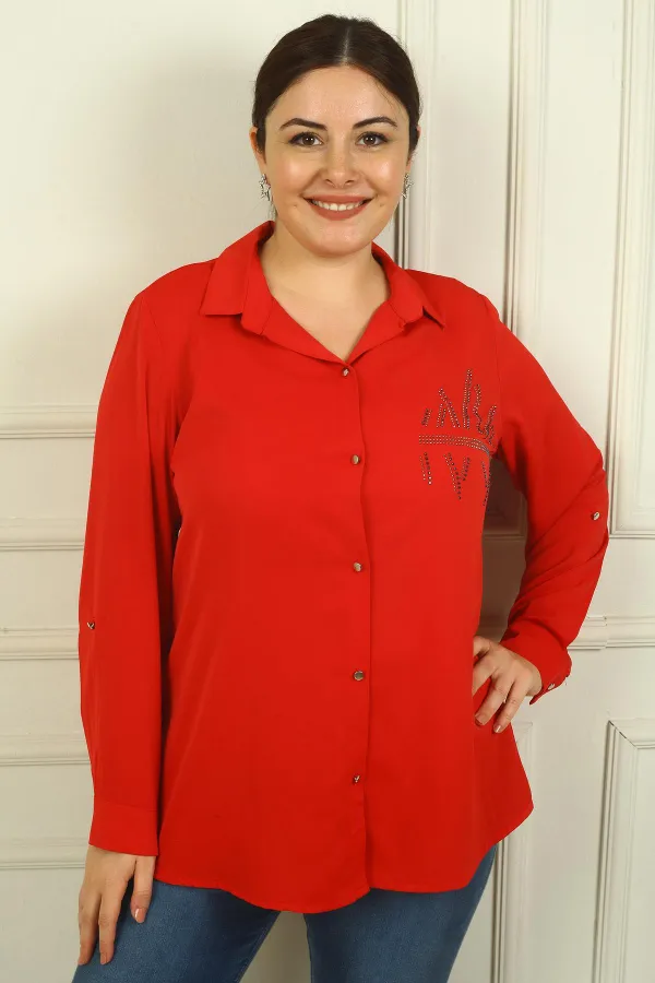 Chemise en crêpe satinée grande taille pour femme, manches repliées et détails en pierre