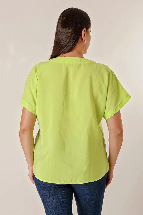 Chemisier en mousseline de soie grande taille à manches courtes et patte de boutonnage sur le devant