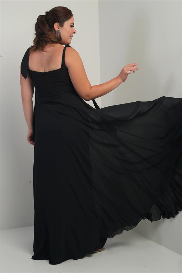 Robe longue en crêpe mousseline de soie, doublée, à col en V et épaules dénudées, disponible en grandes tailles.