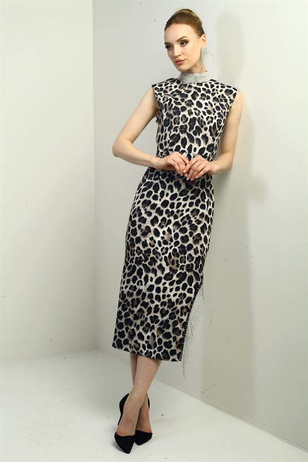 Robe midi en crêpe satin imprimé léopard, ornée d'un col mandarin, ceinture à la taille et fente, avec détail chaîne latérale.