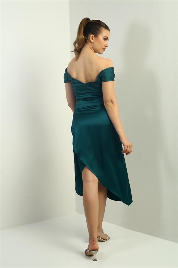 Robe courte asymétrique drapée en satin à col Madonna pour femme