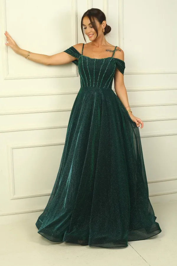 Robe longue à bretelles, manches basses, détails perlés, doublée et scintillante