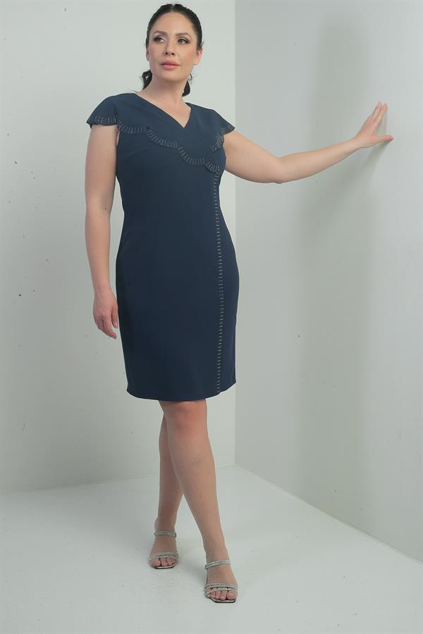 Robe courte grande taille pour femme, ornée de pierres au col, découpée au laser et doublée.