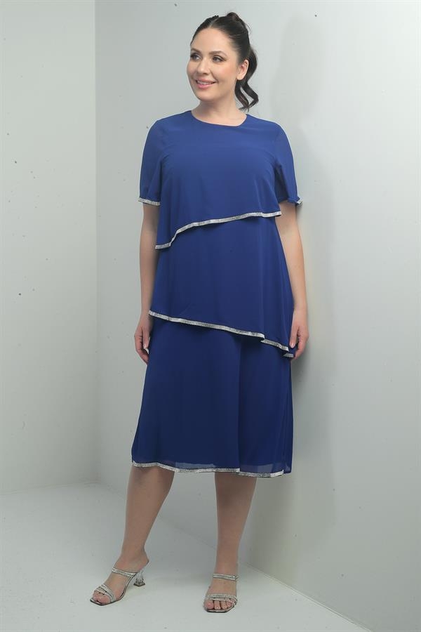 Robe grande taille pour femme ornée de pierres, doublée, à manches courtes et composée de trois couches de mousseline.