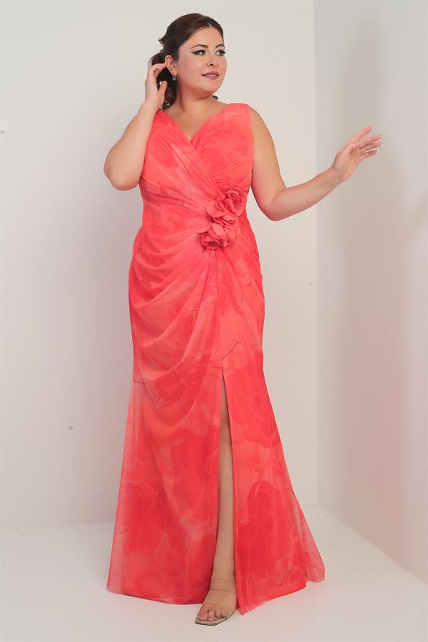 Robe longue en tulle grande taille, doublée, à décolleté en V devant et dos, drapée sur le devant et ornée d'un motif floral 3D.