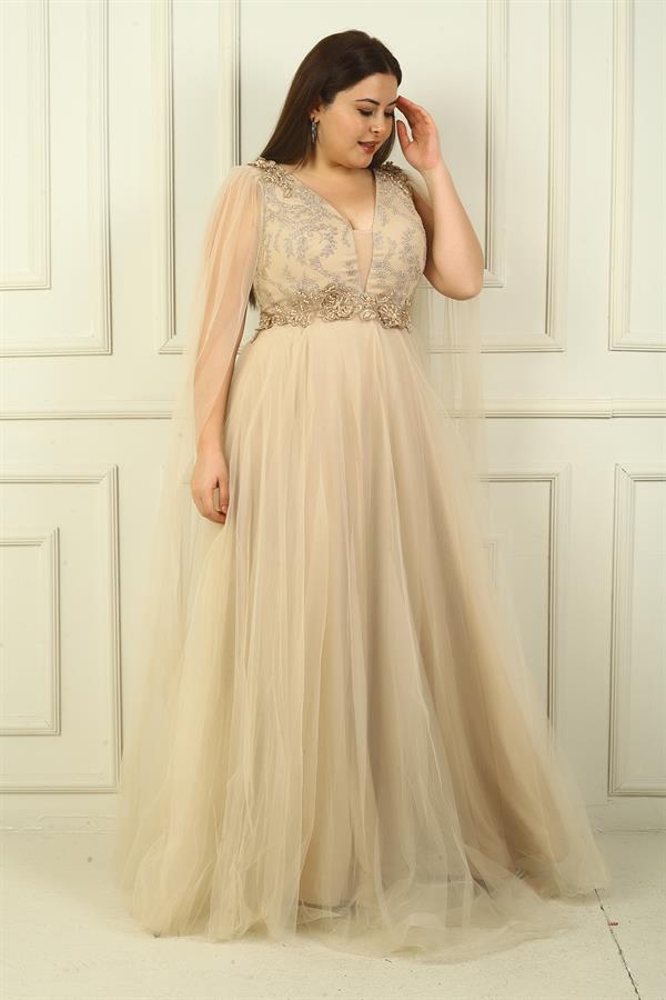 Robe de soirée longue en tulle pour femme, décolleté en V devant et dos, ornée de perles et à taille large.