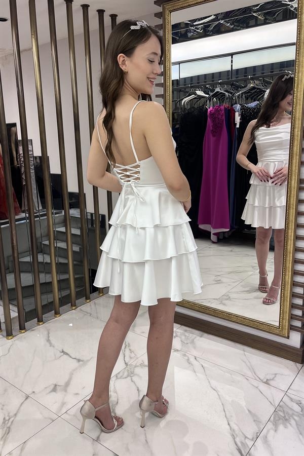 Robe courte en satin pour femme avec jupe à volants et bretelles en corde dans le dos