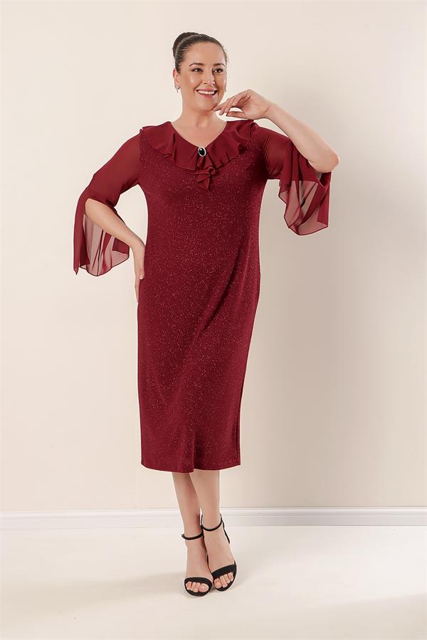 Robe grande taille avec doublure en mousseline au col et aux manches, lycra et paillettes.