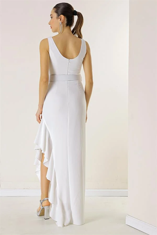 Robe longue en crêpe doublée, avec volants sur les côtés et ceinture à la taille.