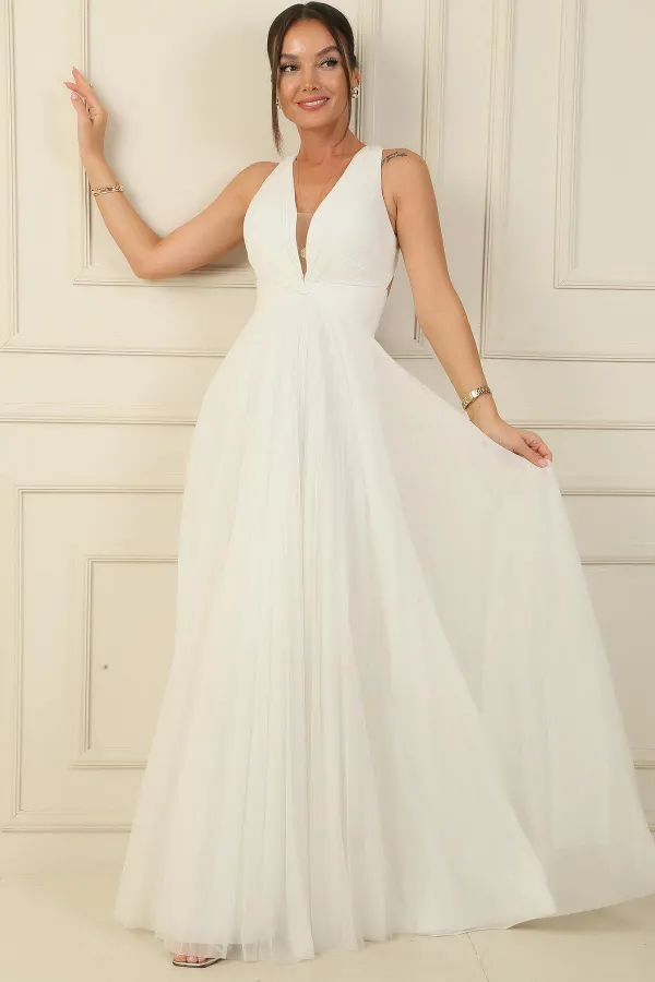 Robe de soirée longue en mousseline plissée avec un dos nu et un détail noué sur le devant