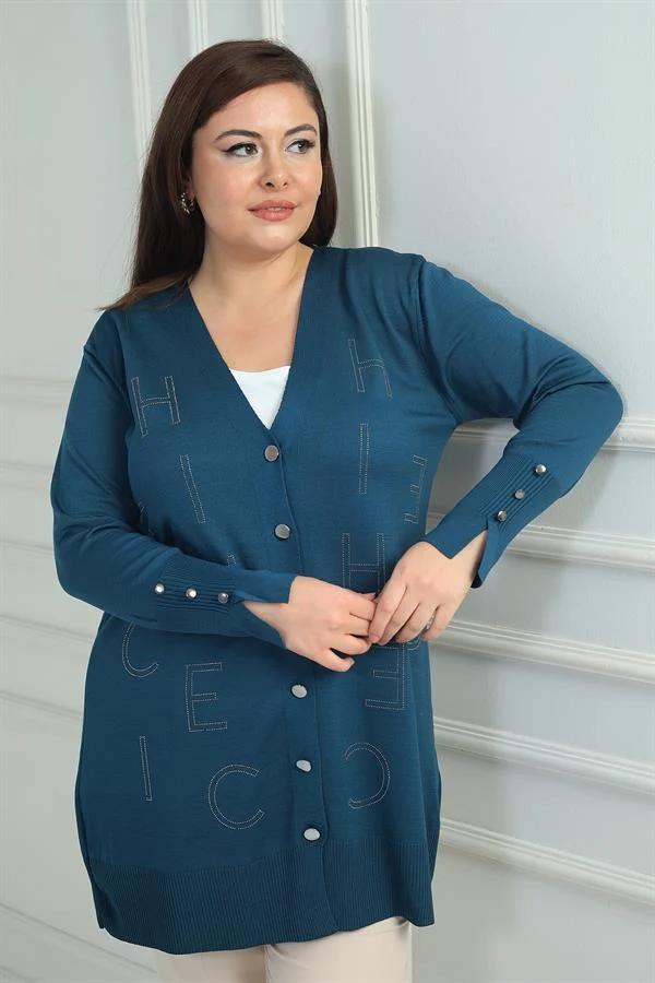 Kadın Kolları Düğme Detaylı Taş Harf Baskılı Soğuk İplik Büyük Beden Hırka