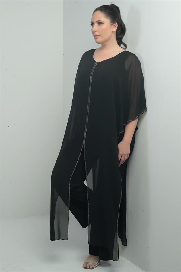 Combinaison grande taille pour femme avec haut en mousseline, détails en pierre, jambes larges et conception en lycra.