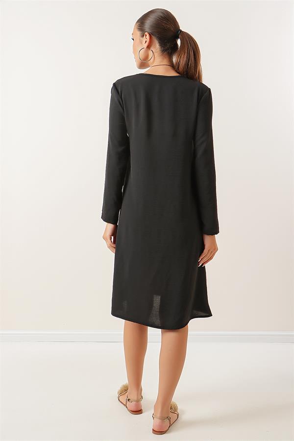 Long-sleeved Ayrobin Dress with Necklace and Ruffles