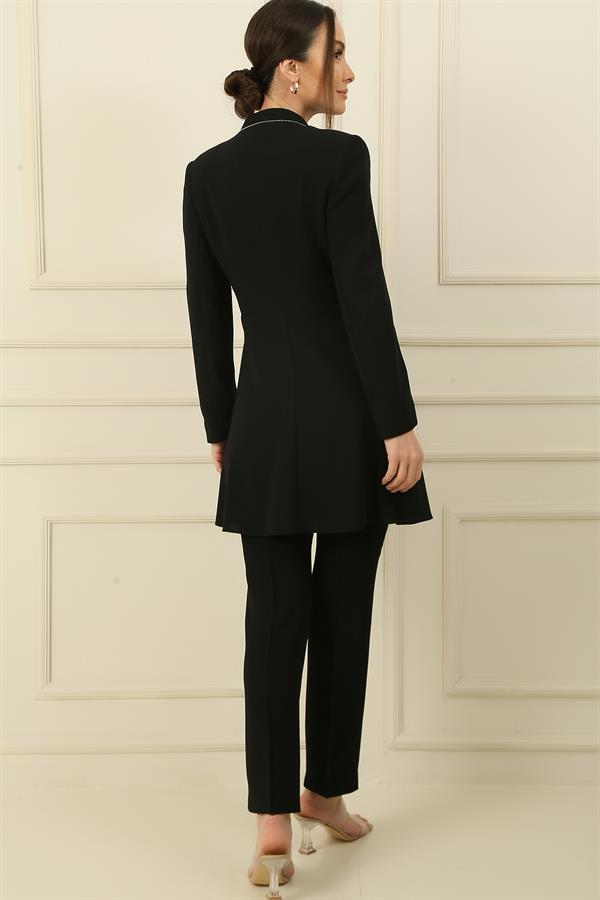 Ensemble trois pièces avec pantalon à volants et détails en pierre sur le col et le devant, disponible dans une large gamme de tailles.