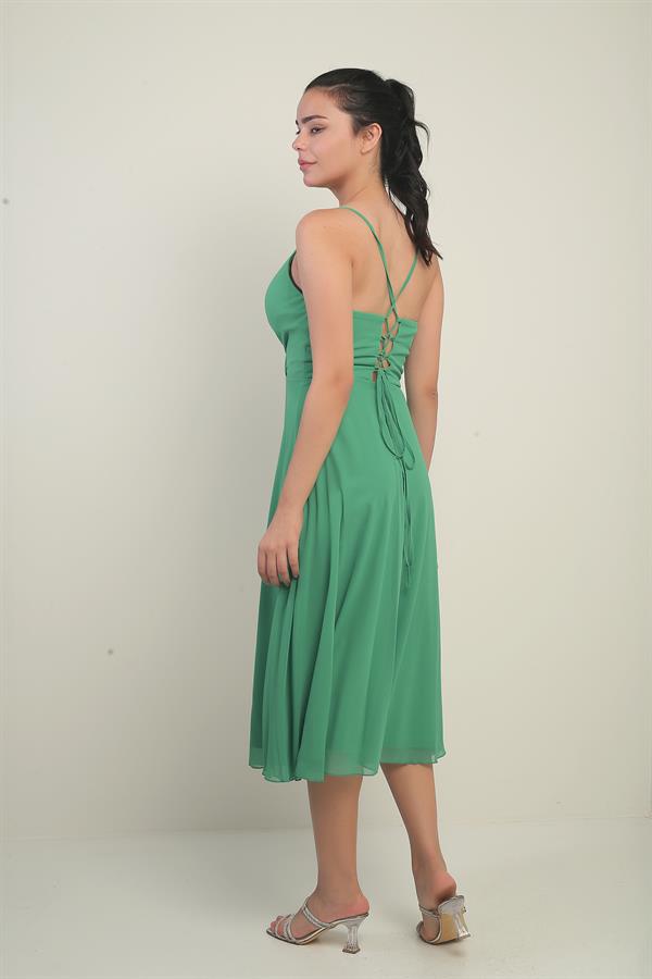 Robe en mousseline évasée à bretelles croisées et dos lacé, doublée, avec encolure cache-cœur et bretelles.