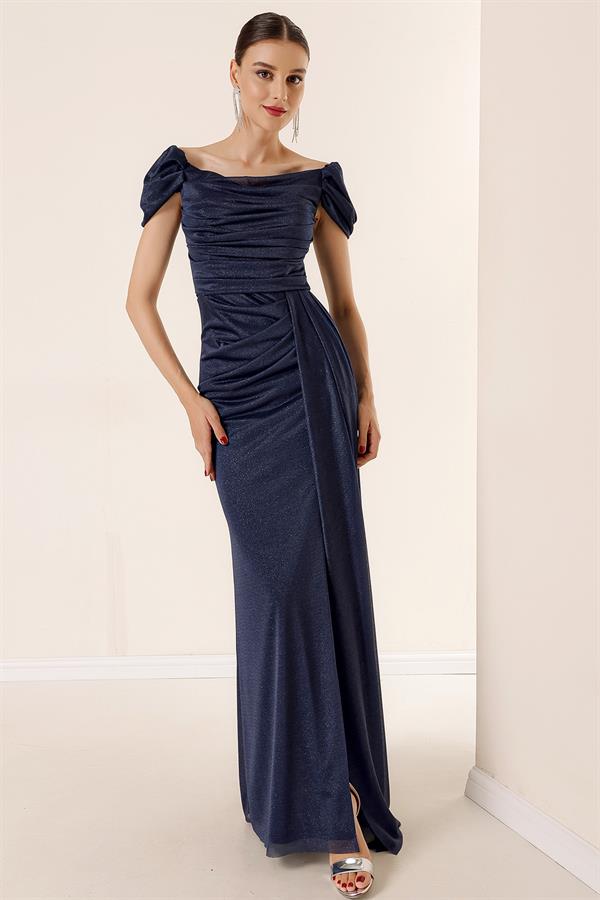 Robe longue doublée à paillettes, froncée sur le devant et manches tombantes