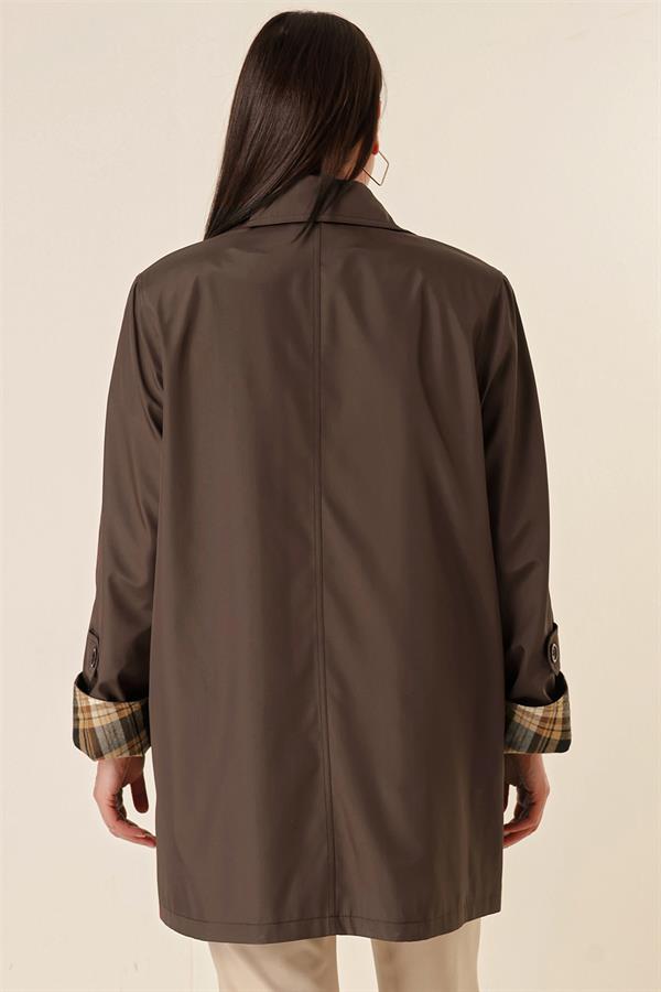 TRENCH BONDIT GRANDE TAILLE AVEC POCHES DOUBLÉES ET ZIPPÉES, ET ÉCHARPE EN ACCESSOIRE.