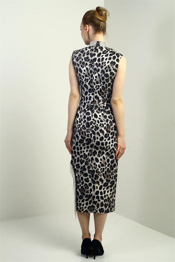 Robe midi en crêpe satin imprimé léopard, ornée d'un col mandarin, ceinture à la taille et fente, avec détail chaîne latérale.