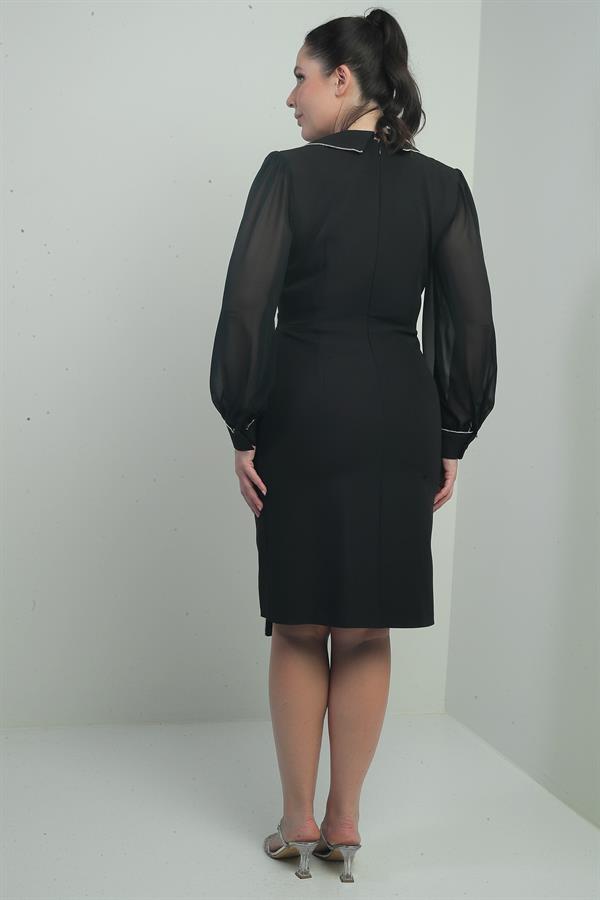 Robe courte grande taille en mousseline à manches courtes et col cache-cœur, bouton unique.