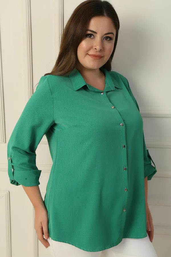 Chemise en crêpe grande taille avec boutons métalliques sur le devant et manches repliées