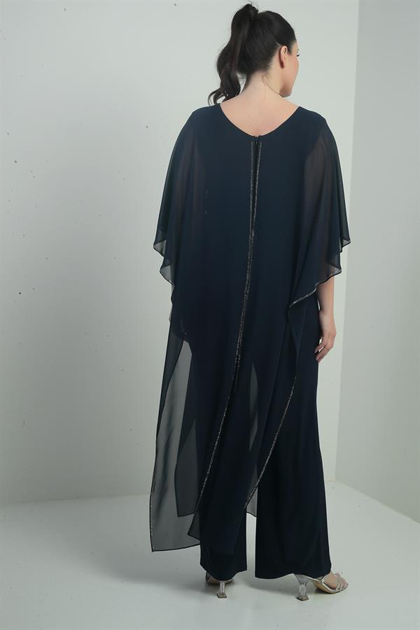 Combinaison grande taille pour femme avec haut en mousseline, détails en pierre, jambes larges et conception en lycra.