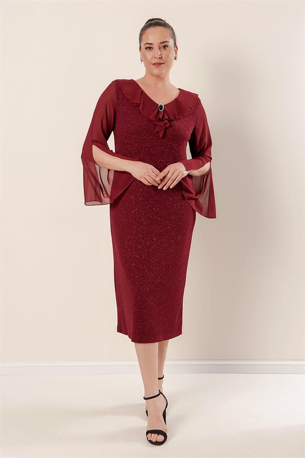 Robe grande taille avec doublure en mousseline au col et aux manches, lycra et paillettes.