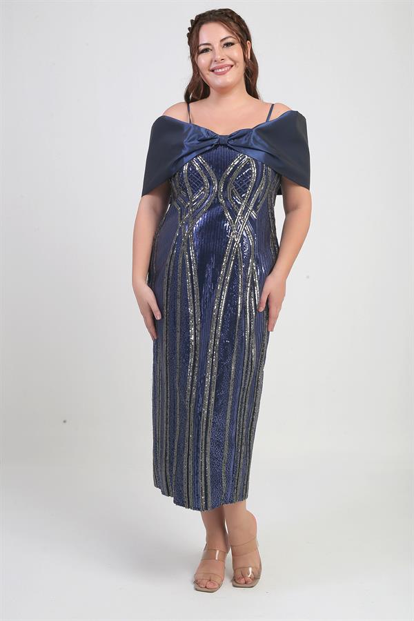 Robe midi grande taille en satin à fines bretelles, col bateau, ornée de sequins et doublée, avec nœud papillon.