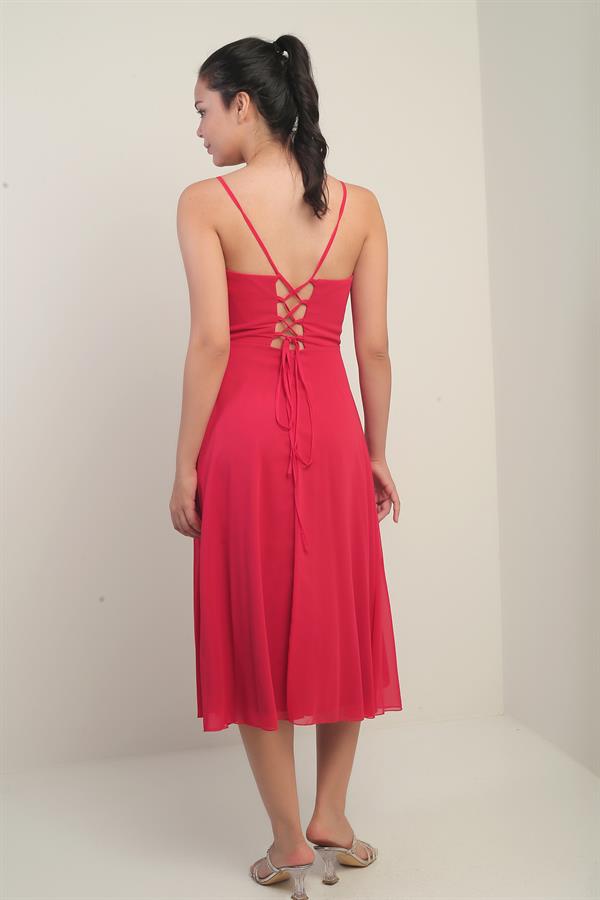 Robe en mousseline évasée à bretelles croisées et dos lacé, doublée, avec encolure cache-cœur et bretelles.