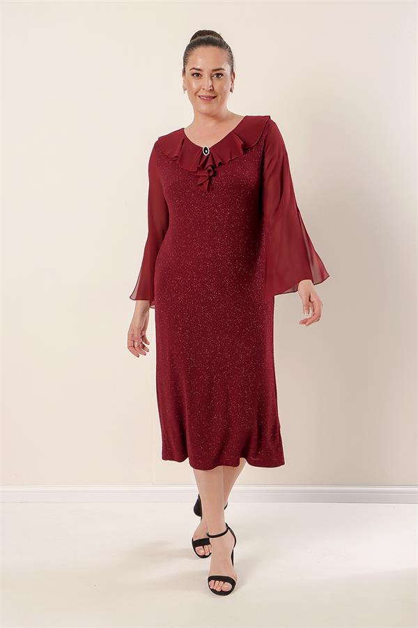 Robe grande taille avec doublure en mousseline au col et aux manches, lycra et paillettes.