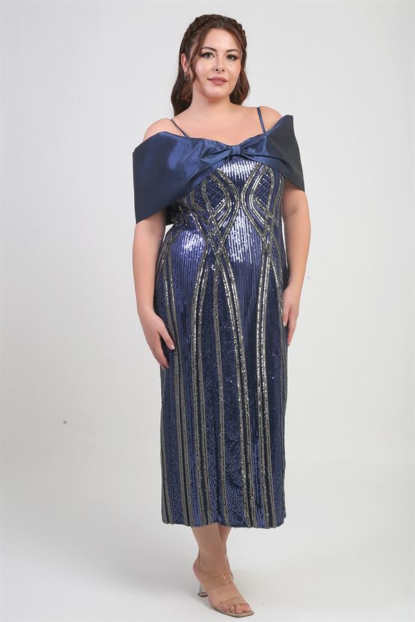 Robe midi grande taille en satin à fines bretelles, col bateau, ornée de sequins et doublée, avec nœud papillon.