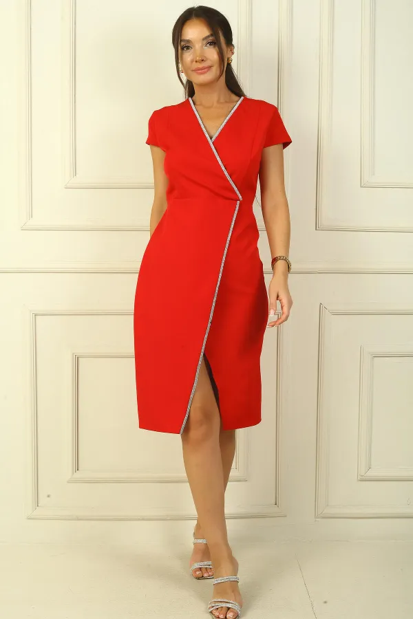 Robe croisée à manches demi-lune et fente sur le devant avec détails en pierre