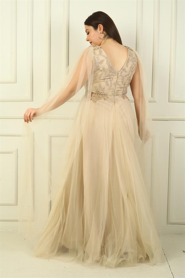 Robe de soirée longue en tulle pour femme, décolleté en V devant et dos, ornée de perles et à taille large.